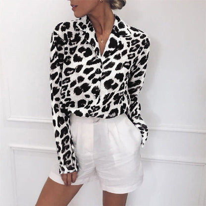 Amalia® | Elegant langermet bluse med leopardprint og nedfellbar krage