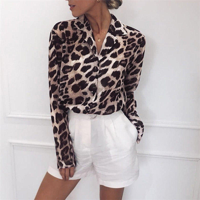 Amalia® | Elegant langermet bluse med leopardprint og nedfellbar krage