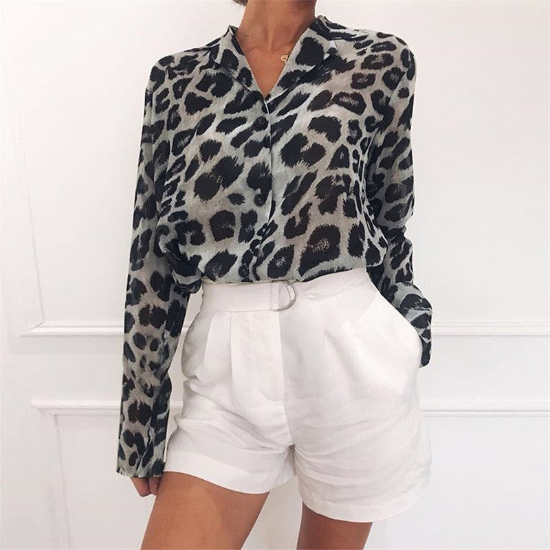 Amalia® | Elegant langermet bluse med leopardprint og nedfellbar krage